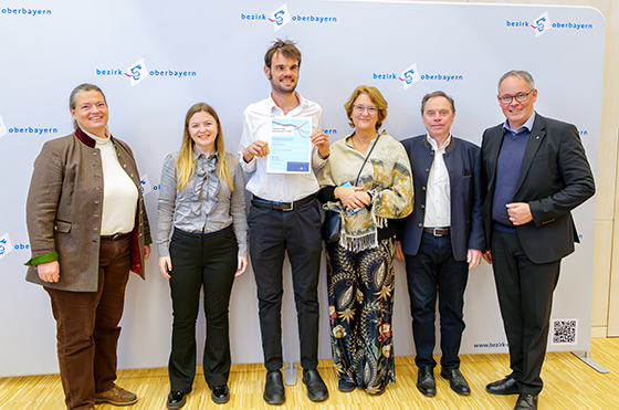 Vertreter des Vereins 'Zukunft trotz Handicap' bei der Preisverleihung des Inklusionspreises des Bezirks Oberbayern, zusammen mit Bezirkstagspräsident Thomas Schwarzenberger und Bezirksrätin Barbara Gräfin Baudissin-Schmidt.